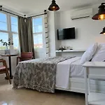 Moonbox Hotel *