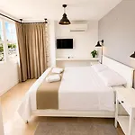 Moonbox Hotel *