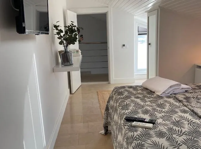 Moonbox Hotel *
