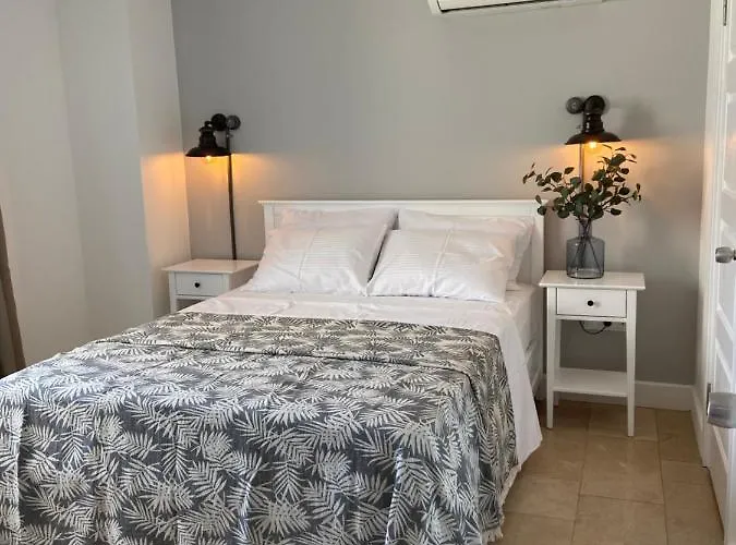 Moonbox Hotel *
