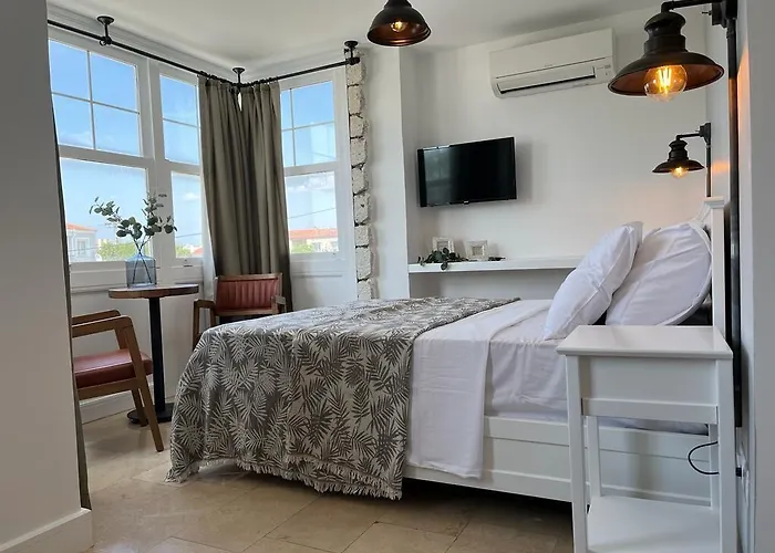 Moonbox Hotel *