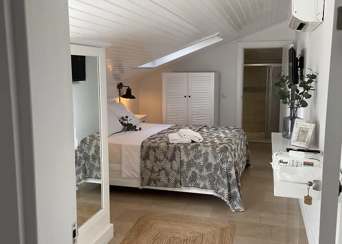 Moonbox Hotel *